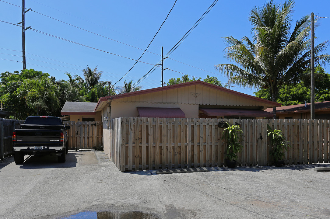 1700 N Dixie Hwy in Fort Lauderdale, FL - Building Photo