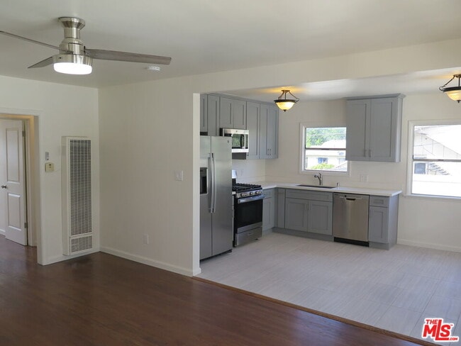 property at 833 N Kingsley Dr