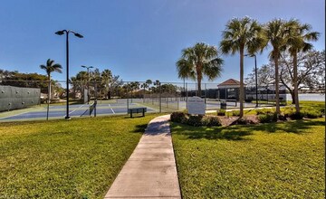 7818 Emerald Cir in Naples, FL - Foto de edificio - Building Photo