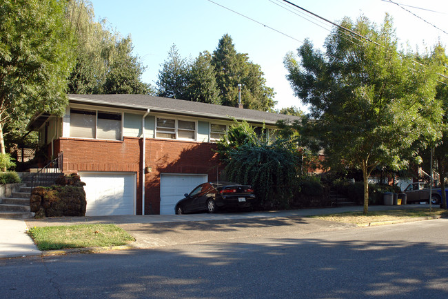 3909 SE Woodward St in Portland, OR - Building Photo - Building Photo