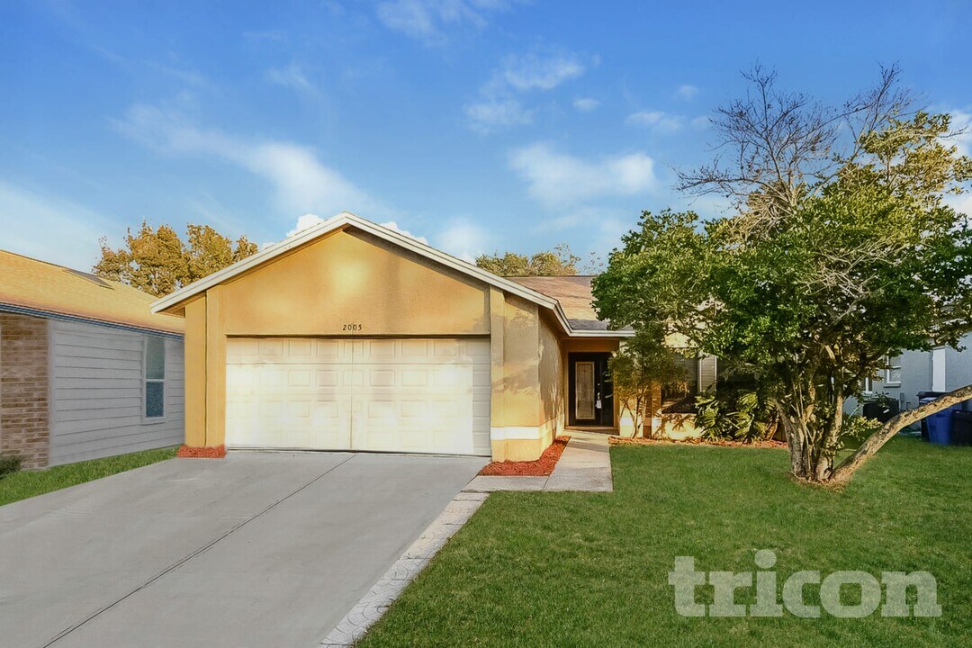 2005 Helm Ln in Valrico, FL - Building Photo