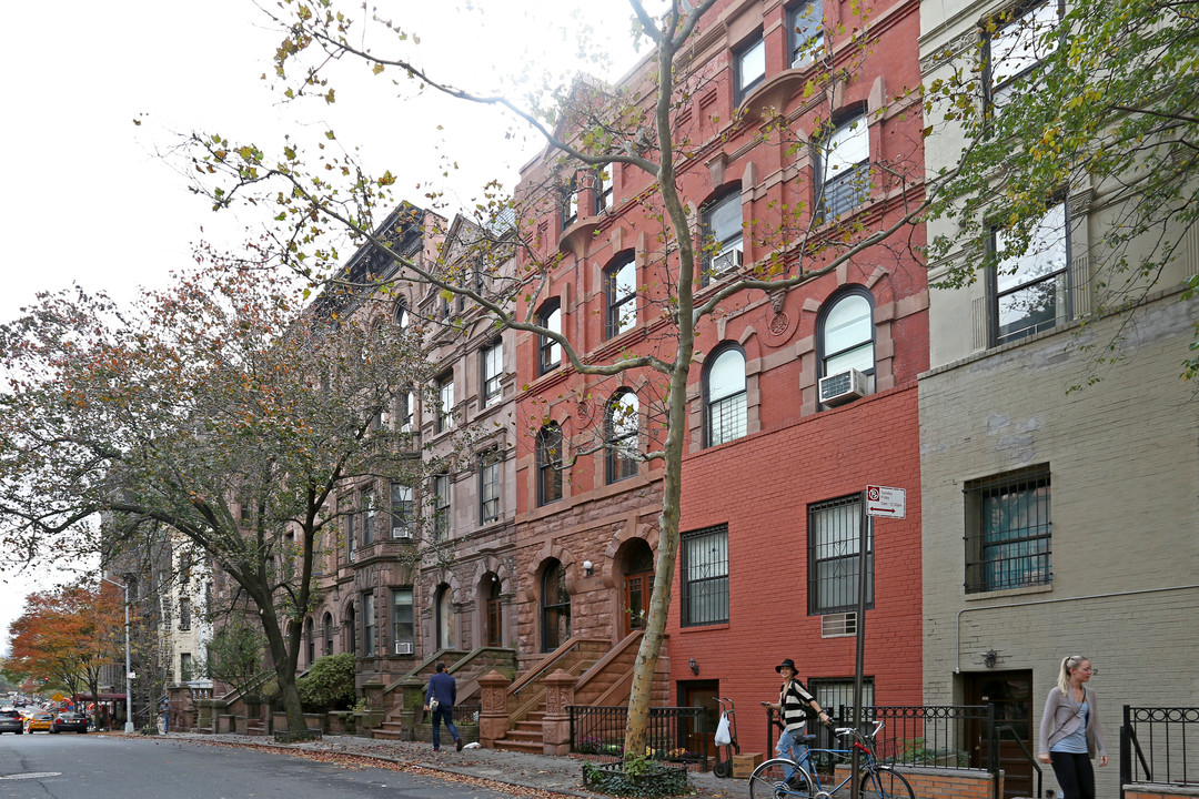 118 W 81st St in New York, NY - Building Photo