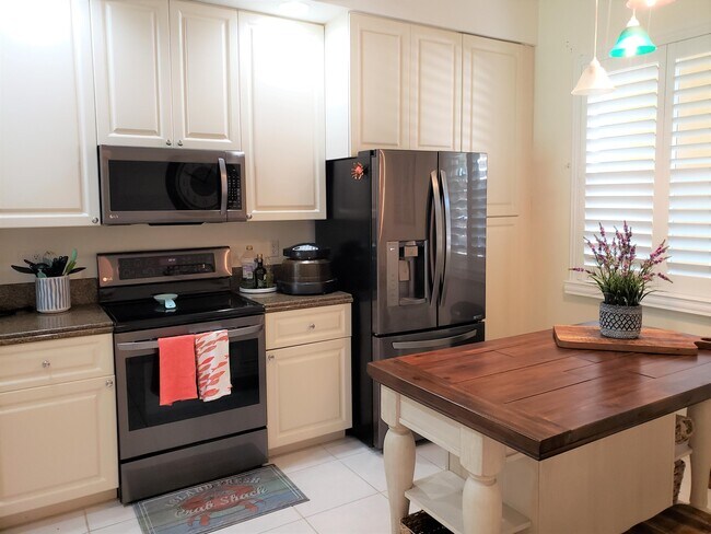 8 Harbour Isle Dr E in Fort Pierce, FL - Building Photo - Building Photo
