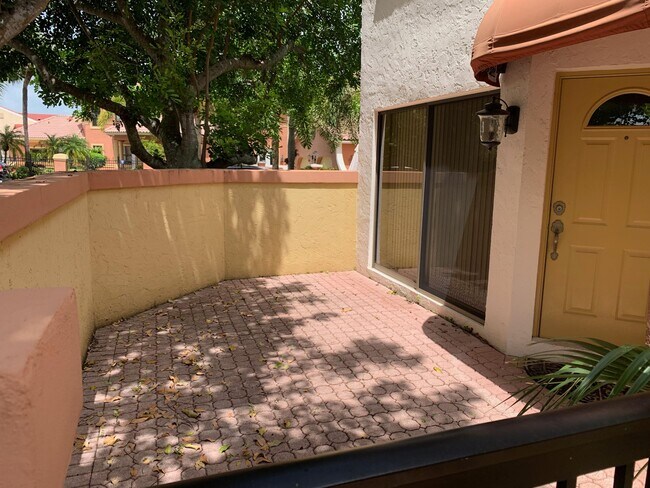 49 Uno Lago Dr in North Palm Beach, FL - Building Photo - Building Photo