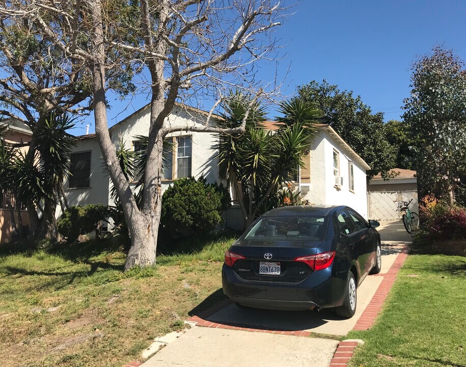 8100 Chase Ave in Los Angeles, CA - Building Photo