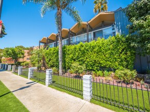 20951 Roscoe Blvd in Los Angeles, CA - Building Photo - Building Photo