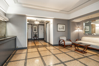 Two Forty in New York, NY - Foto de edificio - Lobby