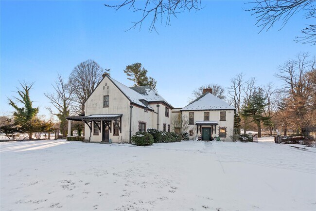 203 Store Hill Rd in Old Westbury, NY - Building Photo - Building Photo