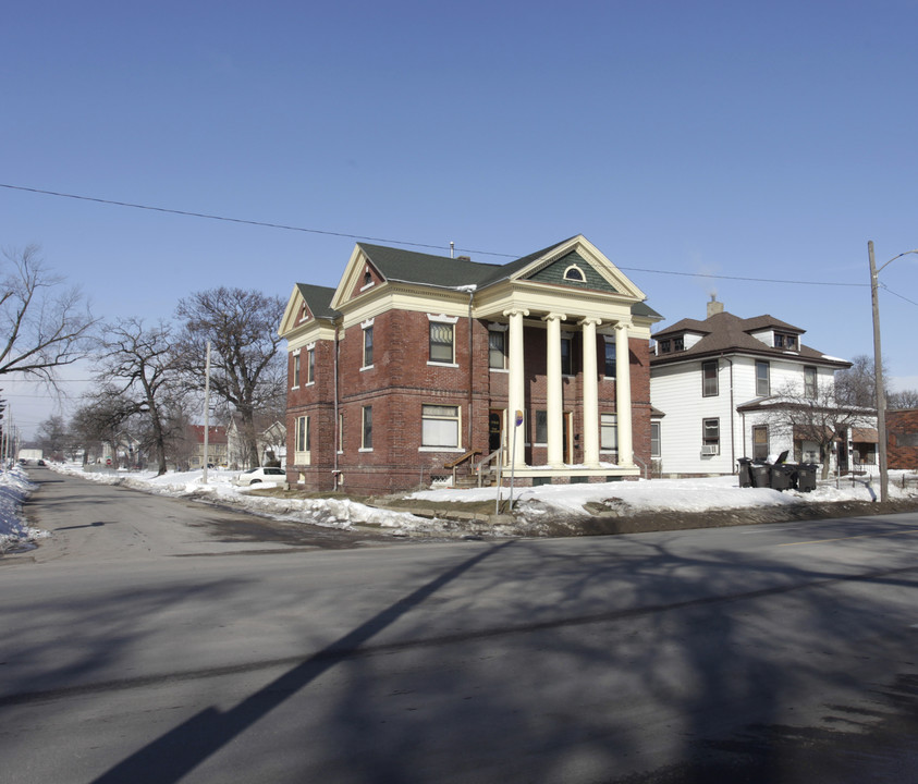 The Manor in Des Moines, IA - Building Photo