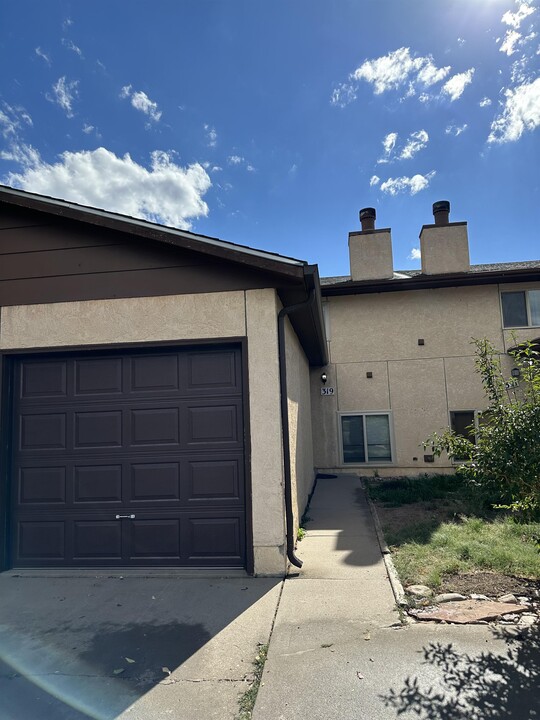 319 Trapper Ln in Fountain, CO - Building Photo