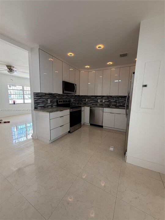 7140 SW 4th St in Miami, FL - Building Photo