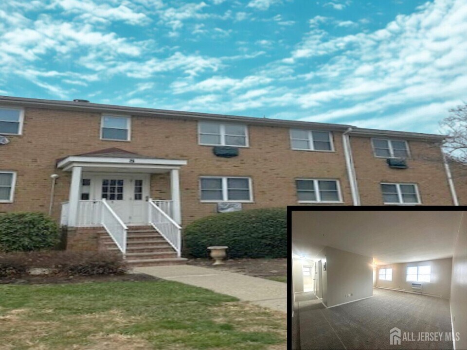 8 Manchester Ct in Freehold, NJ - Building Photo
