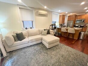 76 W Cedar St in Boston, MA - Building Photo - Building Photo