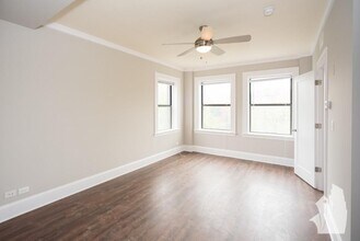 817 W Lakeside Pl in Chicago, IL - Building Photo - Building Photo