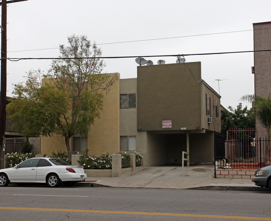 15835 Saticoy St in Van Nuys, CA - Foto de edificio