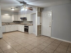 2118 17th Ave N in Texas City, TX - Foto de edificio - Building Photo