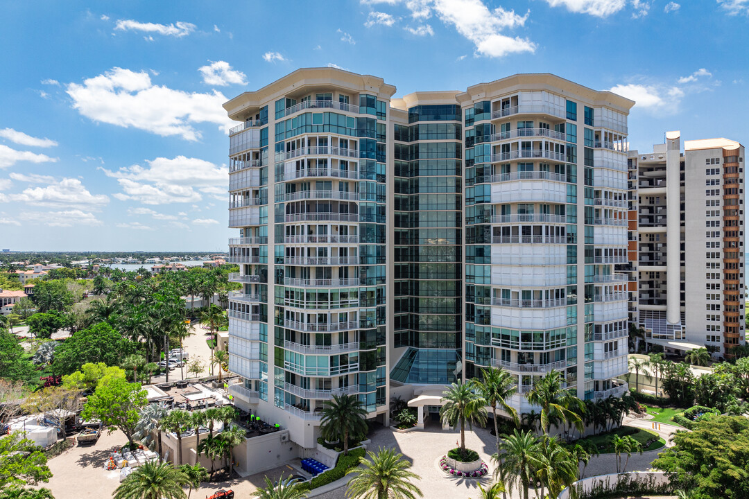 Bay Shore Place in Naples, FL - Foto de edificio