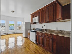 308 Ege Ave in Jersey City, NJ - Building Photo - Building Photo