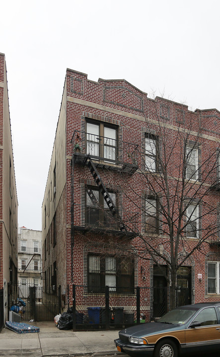 315 Schaefer St in Brooklyn, NY - Building Photo