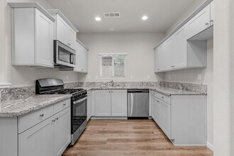 519 S Summit St in Visalia, CA - Building Photo - Building Photo