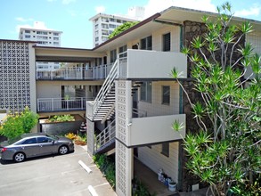 Moiliili Gardens in Honolulu, HI - Building Photo - Building Photo