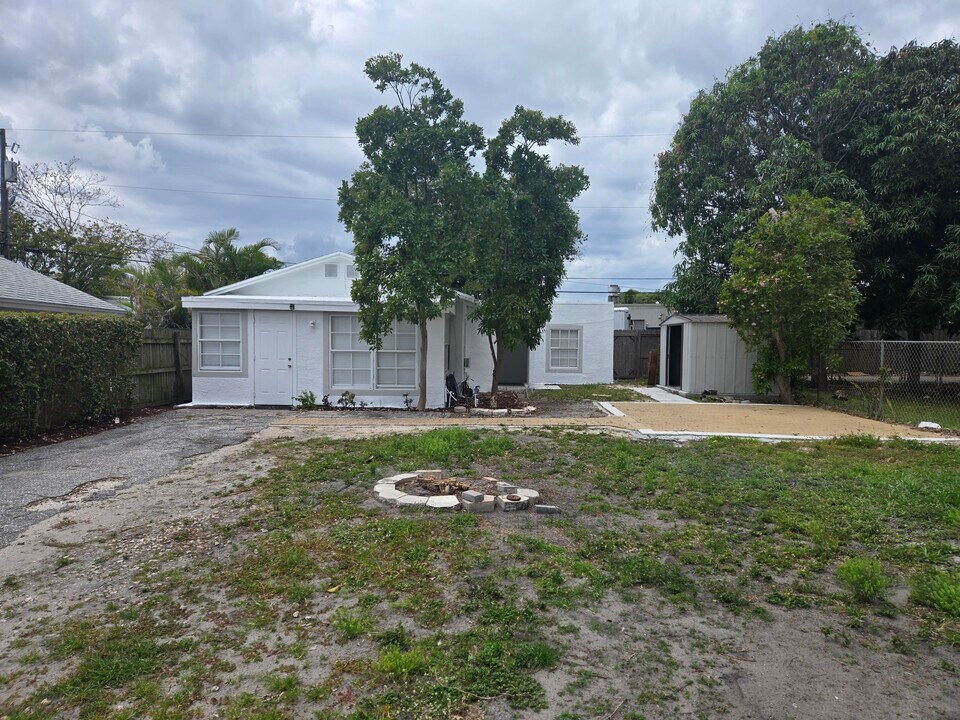 228 SE 3rd Ave in Delray Beach, FL - Building Photo