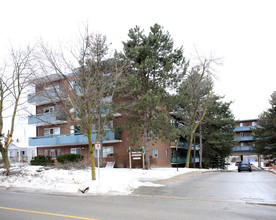 Essex Court in Richmond Hill, ON - Building Photo - Building Photo