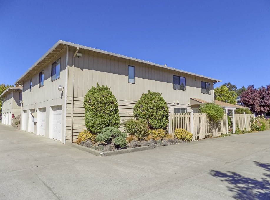 Marlene Village Townhomes in Ukiah, CA - Foto de edificio