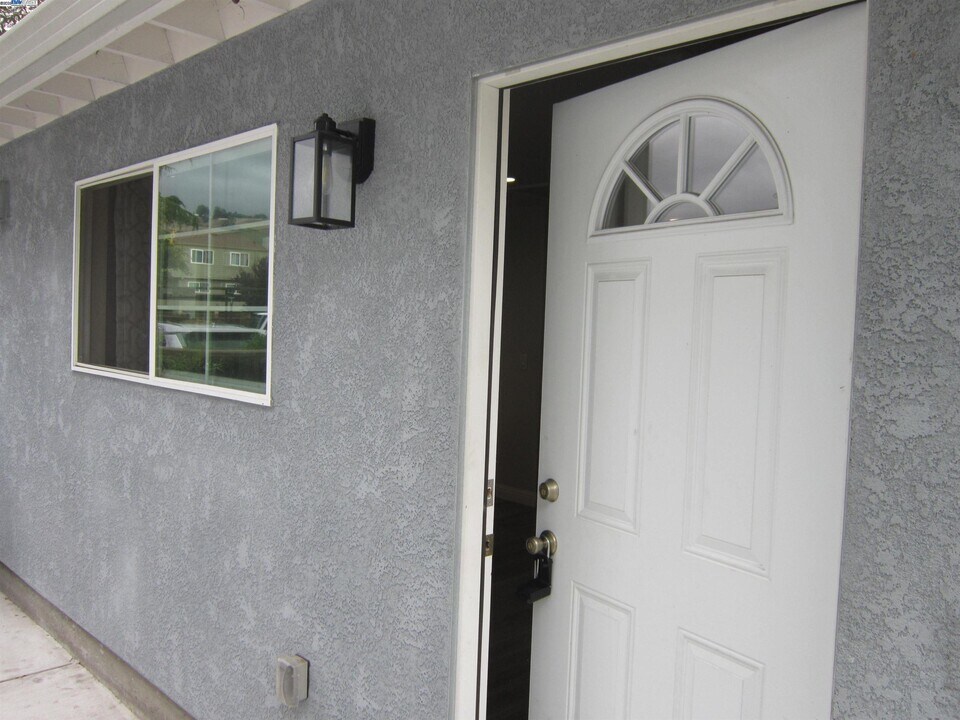 29318 Dixon St in Hayward, CA - Building Photo