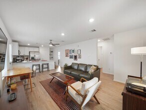 1238 Millers Pass Dr in Rosenberg, TX - Foto de edificio - Building Photo
