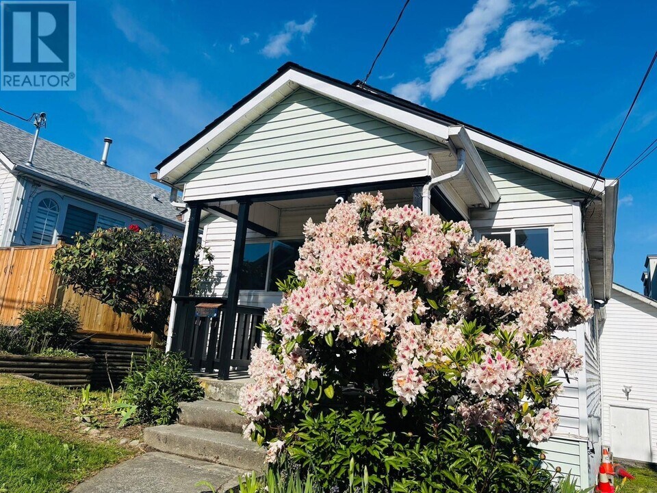 217 Lebleu St in Coquitlam, BC - Building Photo