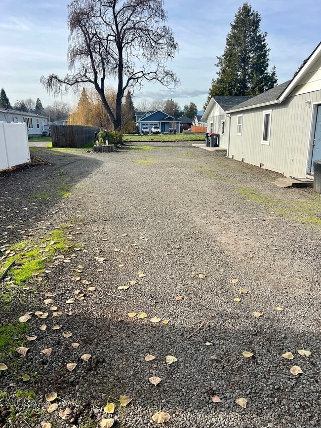 1820 Kings Hwy in Medford, OR - Building Photo - Building Photo