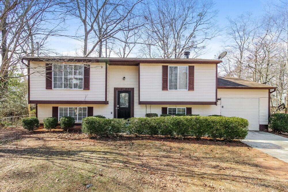2107 Scarbrough Rd in Stone Mountain, GA - Building Photo