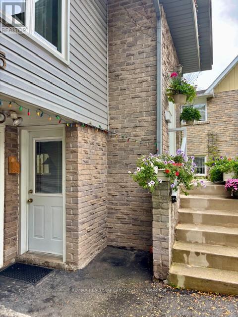 2545 Cobbinshaw Cir in Mississauga, ON - Building Photo - Building Photo