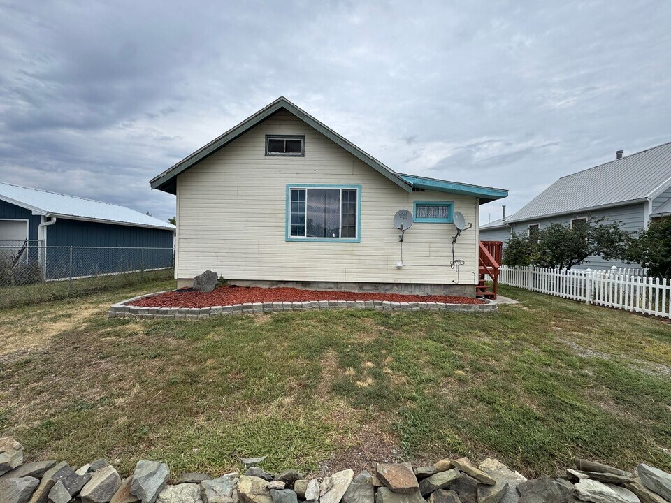 1032 E 2nd Ave N in Columbus, MT - Building Photo