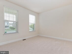 6684 Muir Dr in Haymarket, VA - Foto de edificio - Building Photo