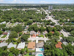 560 NE 161st St in Miami, FL - Building Photo - Building Photo