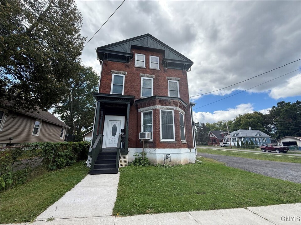 2015 Highland Ave in Utica, NY - Building Photo