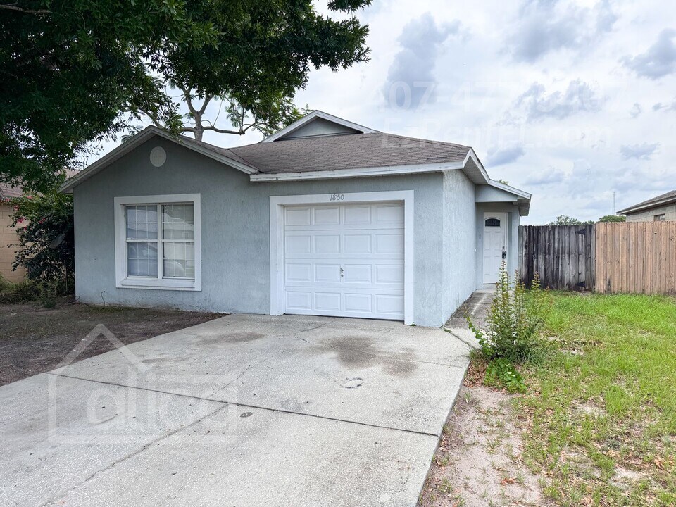1850 Spruce Ridge Dr in Orlando, FL - Building Photo