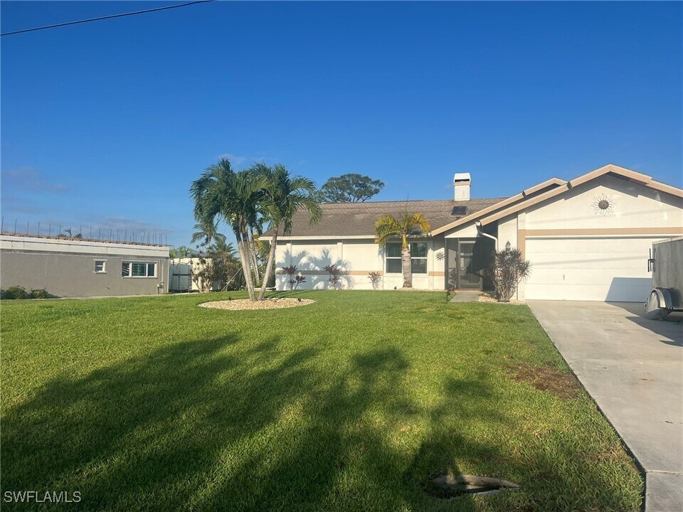 20680 Park Pl in Estero, FL - Building Photo