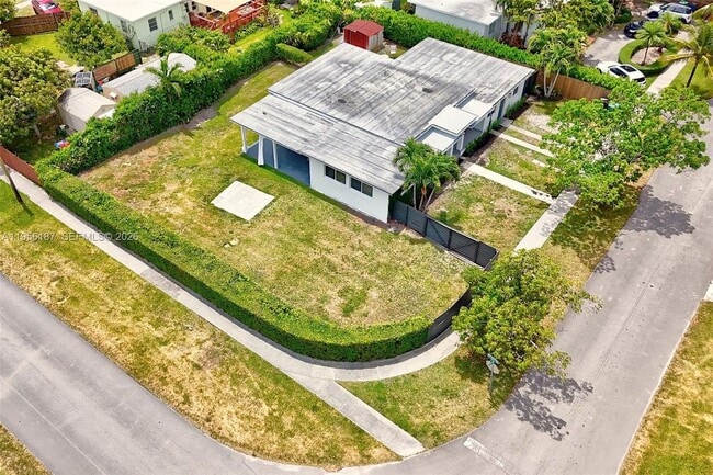 6050 SW 44th Terrace in Miami, FL - Building Photo - Building Photo