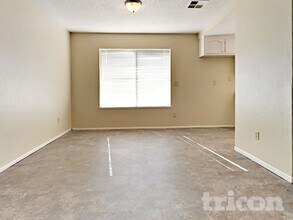 215 Loy St. in Waterford, CA - Foto de edificio - Building Photo