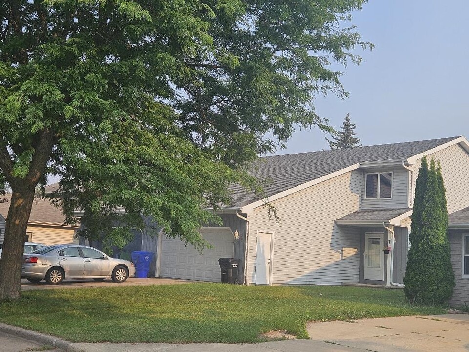 22 Brighton Cir in Appleton, WI - Building Photo