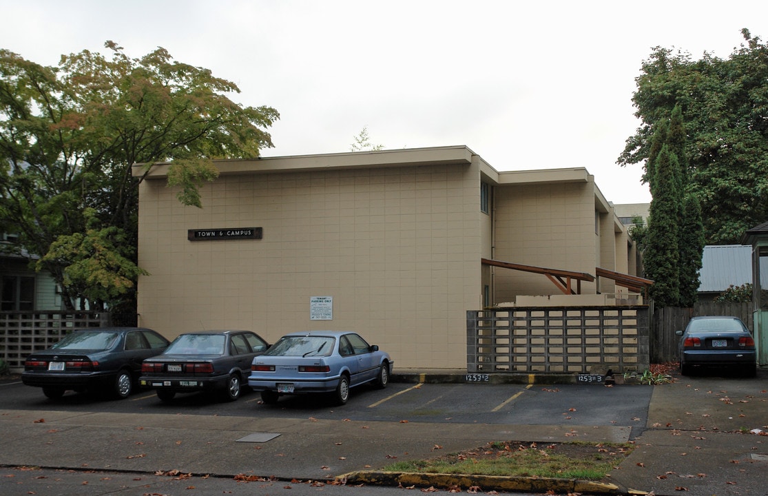 Town & Campus Apartments in Eugene, OR - Building Photo