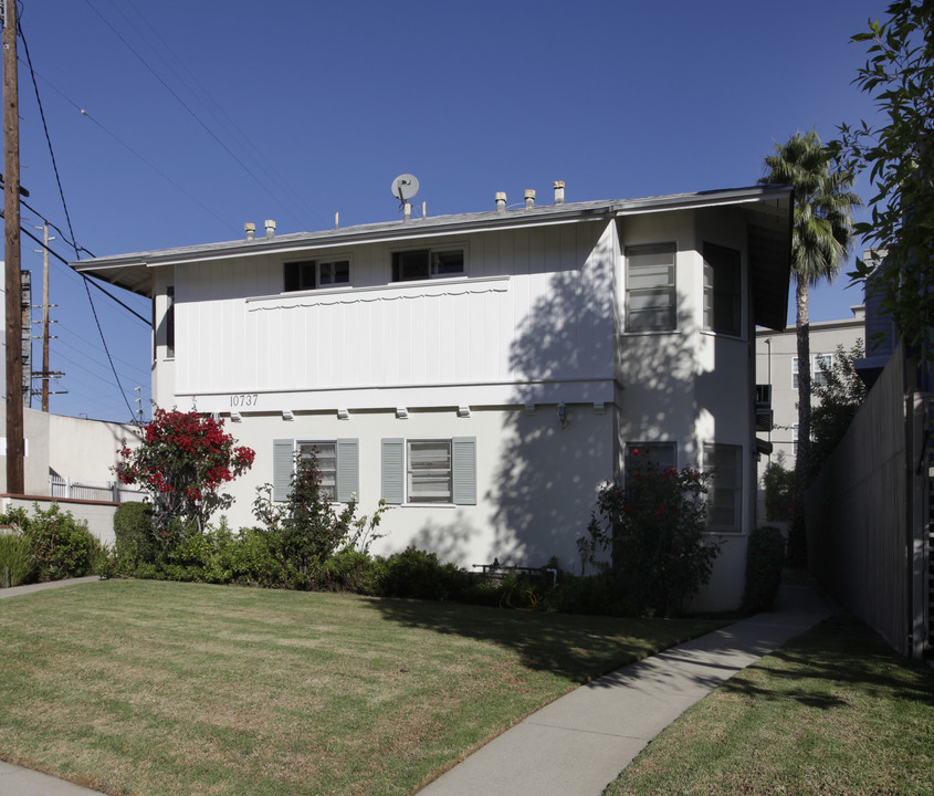 10737 Bloomfield St in North Hollywood, CA - Foto de edificio