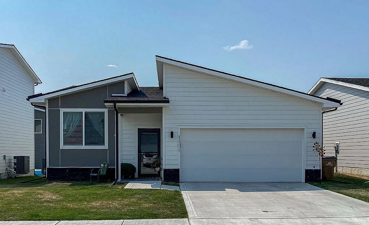 1404 NE Polk Dr in Grimes, IA - Building Photo