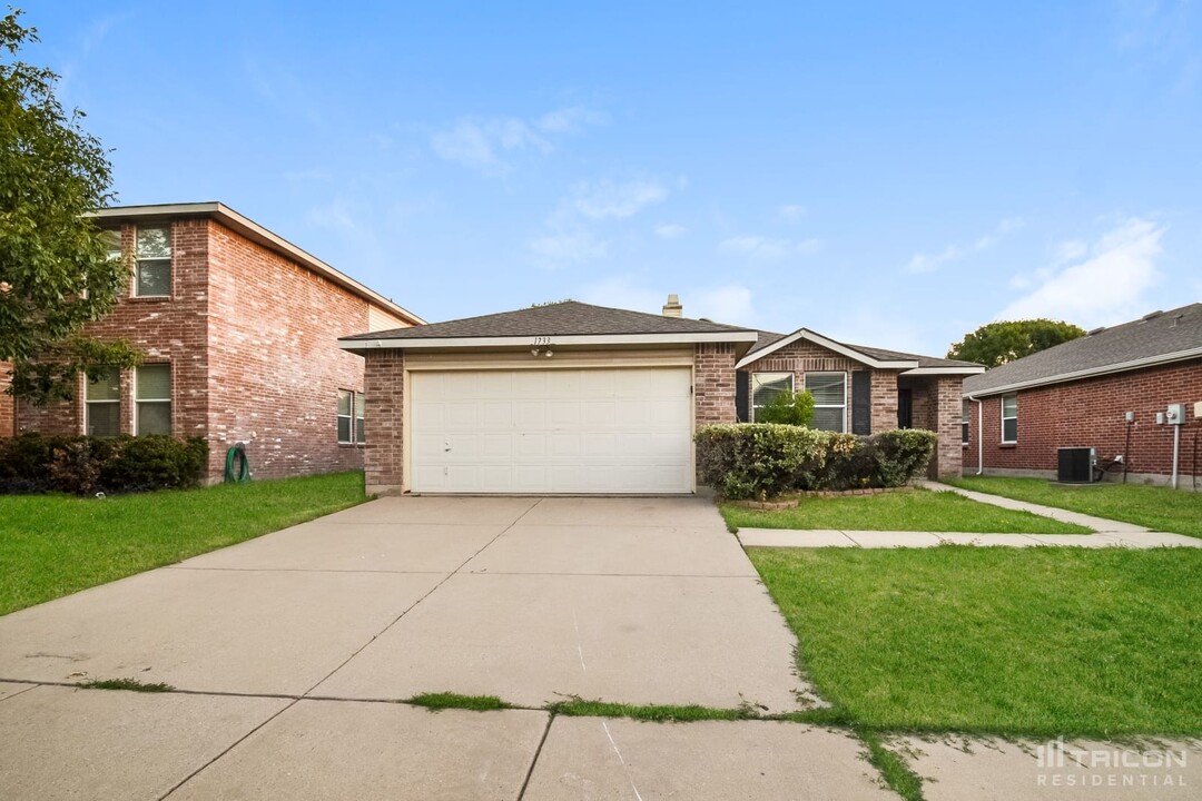 1733 Sierra Meadow Ln in Justin, TX - Building Photo