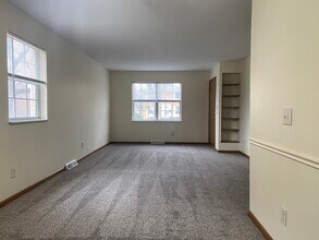 3933 Clareridge Dr, Unit #1 Lower in Toledo, OH - Building Photo - Building Photo