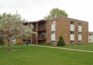 Pineview Apartments in White Bear Lake, MN - Foto de edificio - Building Photo