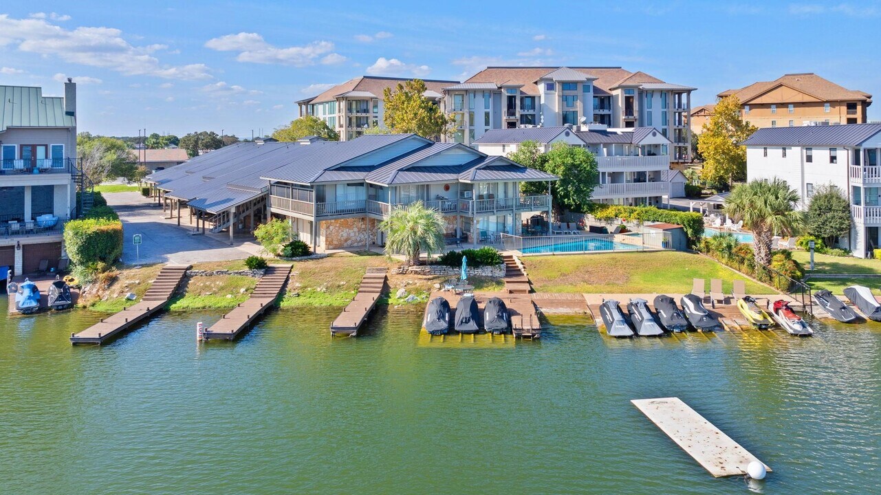 104 Cove E in Horseshoe Bay, TX - Foto de edificio